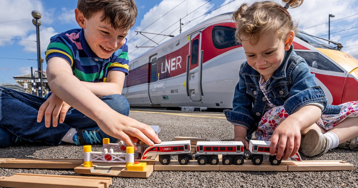 Front Page -ToyHaven Store Children play with the Azuma model LNER thumb